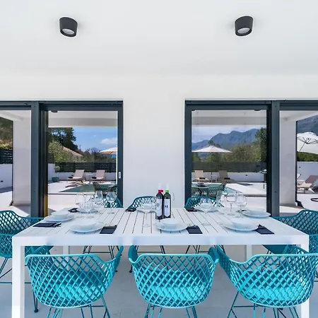 Invigo - Brand New Private Pool مْليني