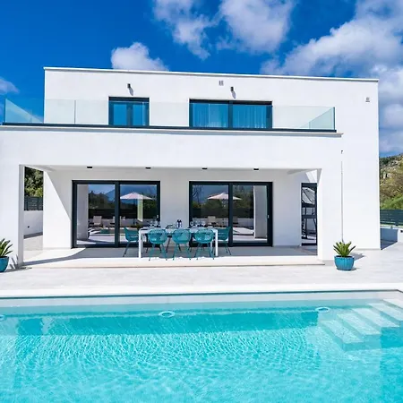 Invigo - Brand New Private Pool Villa