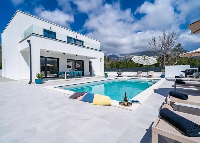 Invigo - Brand New Private Pool Villa